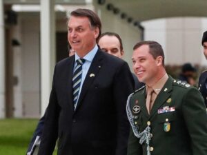 O ex-presidente Jair Bolsonaro e o tenente-coronel Mauro Cid, seu ajudante de ordens e agora investigado pela PF